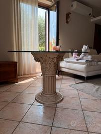 Tavolo in cristallo con base in marmo