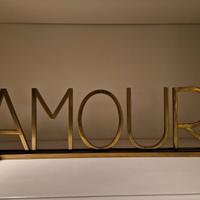 Scritta decorativa “AMOUR” in metallo color oro