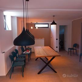 tavolo ,sedie e lampadari