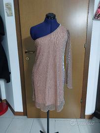 abito monospalla rosa carne con fili luccicanti