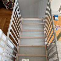 Lettino per bambini con sbarre e cassetti