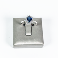 Anello in oro con zaffiro e diamanti