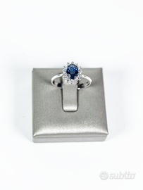 Anello in oro con zaffiro e diamanti