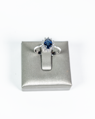 Anello in oro con zaffiro e diamanti