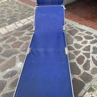 Sdraio pieghevole blu e argento