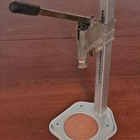 Tappatrice a colonna per tappi corona 