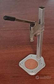 Tappatrice a colonna per tappi corona 