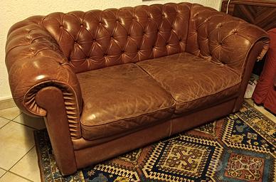 Divano modello Chester.