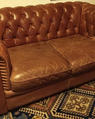 Divano modello Chester.