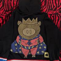 Dolce & Gabbana con cappuccio di maiale dorato