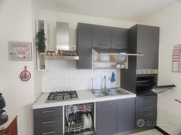 Cucina, tavolo allungabile e cassettiera 