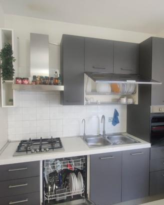 Cucina, tavolo allungabile e cassettiera 