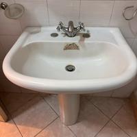 Bagno completo di sanitari, specchiera e box docci