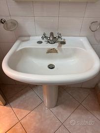 Bagno completo di sanitari, specchiera e box docci