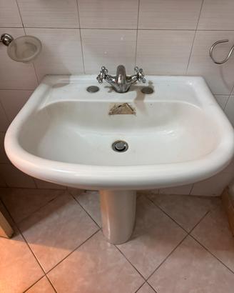 Bagno completo di sanitari, specchiera e box docci