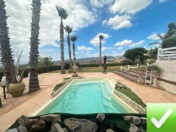 Elegante Villa Indipendente Con Piscina Aretina