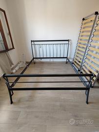 Letto matrimoniale in ferro battuto robusto.