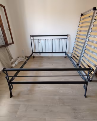 Letto matrimoniale in ferro battuto robusto.