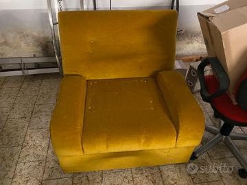 Poltrona letto vintage anni '70 in velluto senape