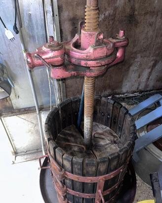 Attrezzatura per vino: torchio, pigiatrice e altro