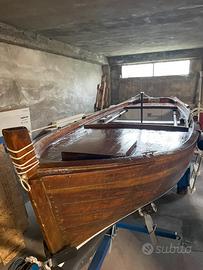 Gozzo con carrello per alaggio