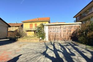 APPARTAMENTO CON GRANDI POTENZIALITA' IN VILLA BIF