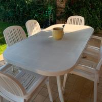 Tavolo e esterno e sedie