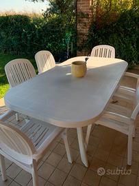 Tavolo e esterno e sedie
