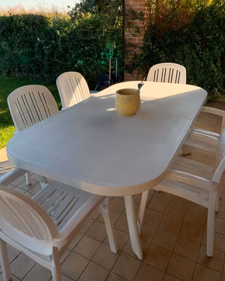 Tavolo e esterno e sedie