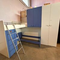 Cameretta angolare bianca/blu con soppalco