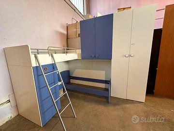 Cameretta angolare bianca/blu con soppalco