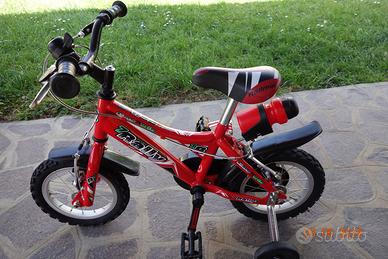 Bicicletta rally rossa per bambino da due/tre anni
