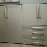 Mobile armadio con letto sovrastante 