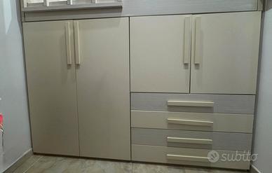 Mobile armadio con letto sovrastante 