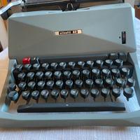 Macchina da scrivere olivetti 82