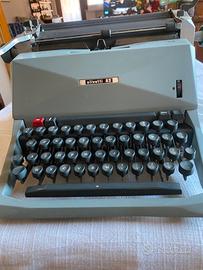 Macchina da scrivere olivetti 82