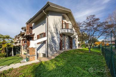 VILLA A SCHIERA D'ANGOLO A TREZZANO ROSA