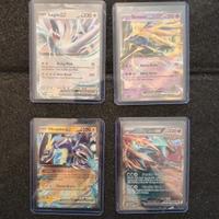 Lotto Pokémon Premium: 4 Carte in Top Loader -