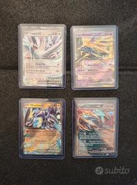 Lotto Pokémon Premium: 4 Carte in Top Loader -