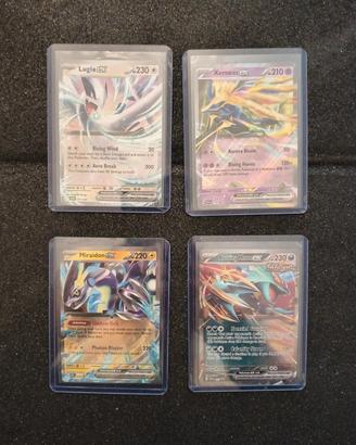 Lotto Pokémon Premium: 4 Carte in Top Loader -