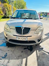 Lancia y  in ottime  condizioni  .