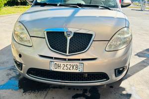 Lancia y  in ottime  condizioni  .