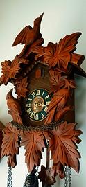 Orologio a cucù in legno scolpito con uccelli
