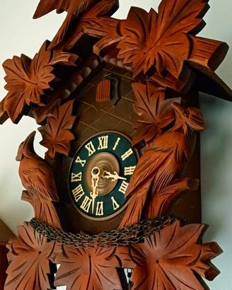 Orologio a cucù in legno scolpito con uccelli