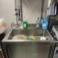 Lavandino da cucina  ristorante con rubinetto a do