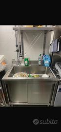 Lavandino da cucina  ristorante con rubinetto a do