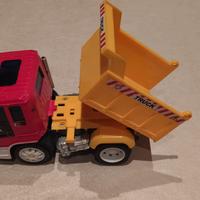 Camion con cassone ribaltabile 
