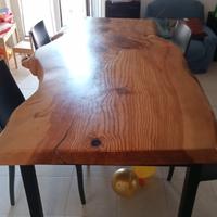 Tavolo con sezione di albero Cedro