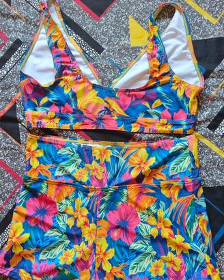 Bikini multicolore a fiori con pantaloncino