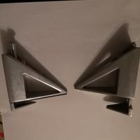 Reggimensila triangolare in finitura acciaio